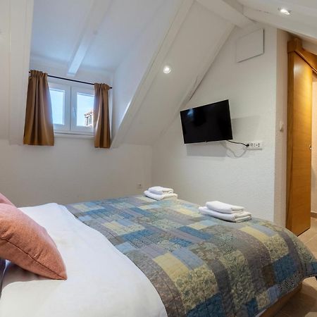 House Malena - Rooms Vis Luaran gambar