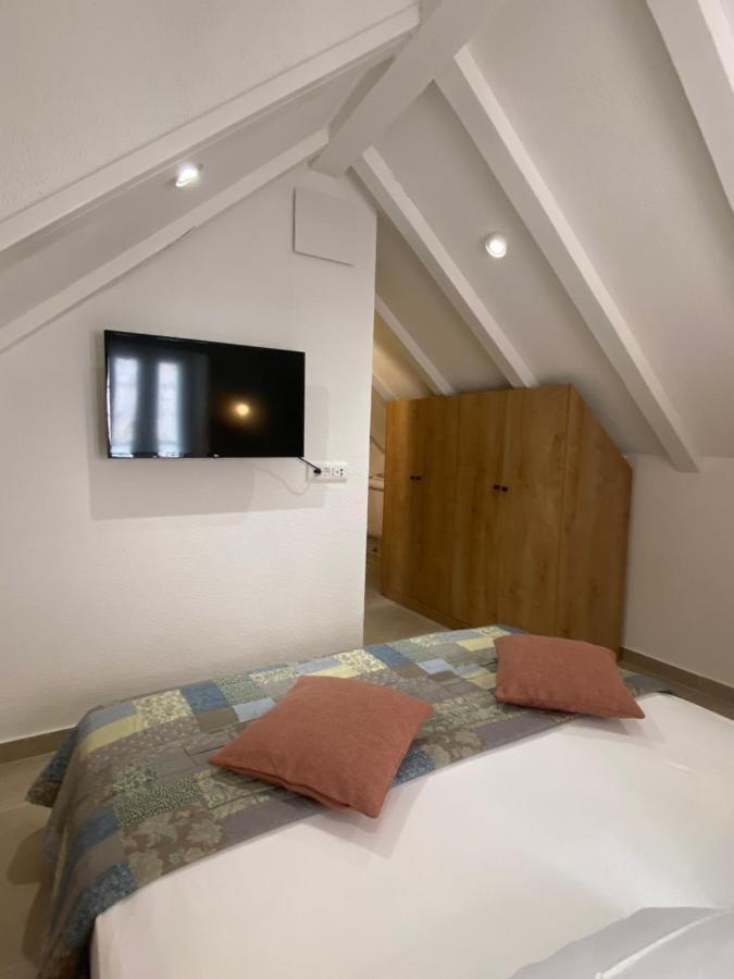House Malena - Rooms Vis Luaran gambar